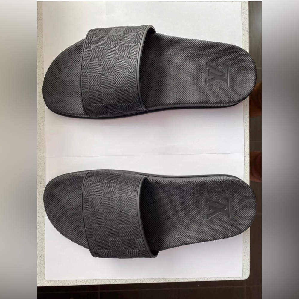 Louis Vuitton mens used Slides